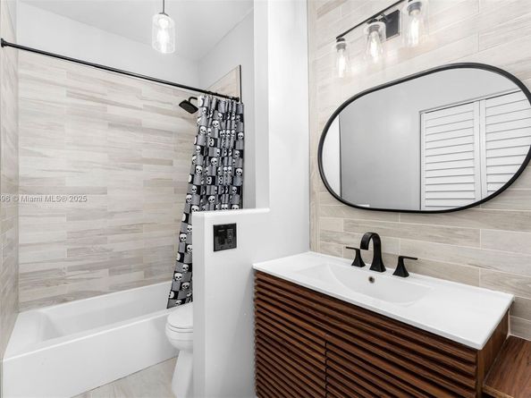 2404 NE 135th St 2404, North Miami FL 33181