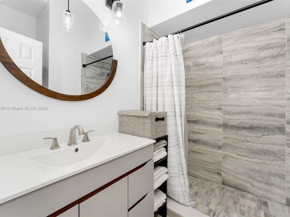 2404 NE 135th St 2404, North Miami FL 33181