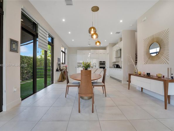 8279 NW 43rd St, Doral FL 33166