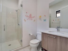 8279 NW 43rd St, Doral FL 33166