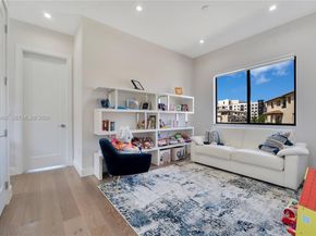 8279 NW 43rd St, Doral FL 33166