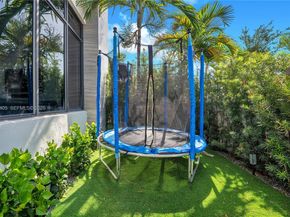 8279 NW 43rd St, Doral FL 33166