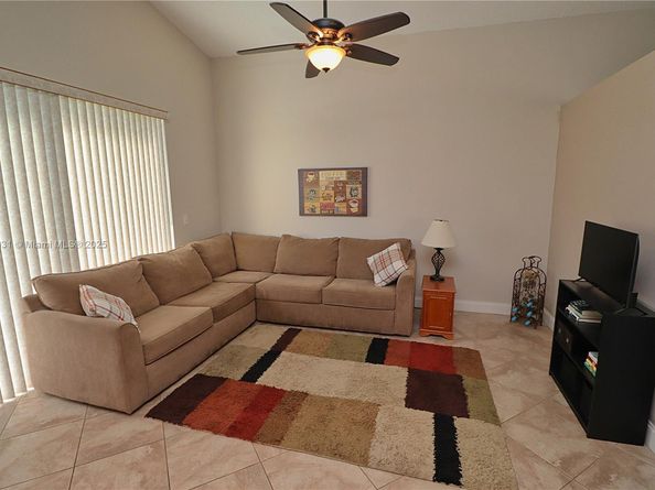 1523 NW 158th Ave, Pembroke Pines FL 33028