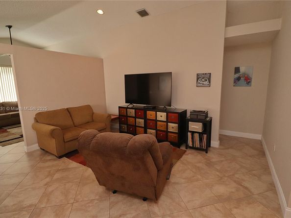 1523 NW 158th Ave, Pembroke Pines FL 33028