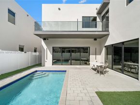 7453 NW 100th Ct, Doral FL 33178