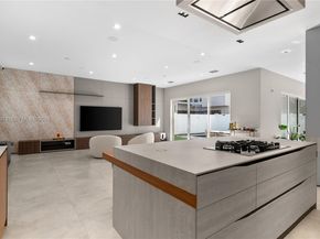 7453 NW 100th Ct, Doral FL 33178