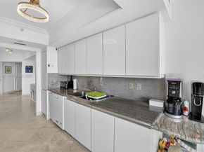 21205 Yacht Club Dr 605, Aventura FL 33180