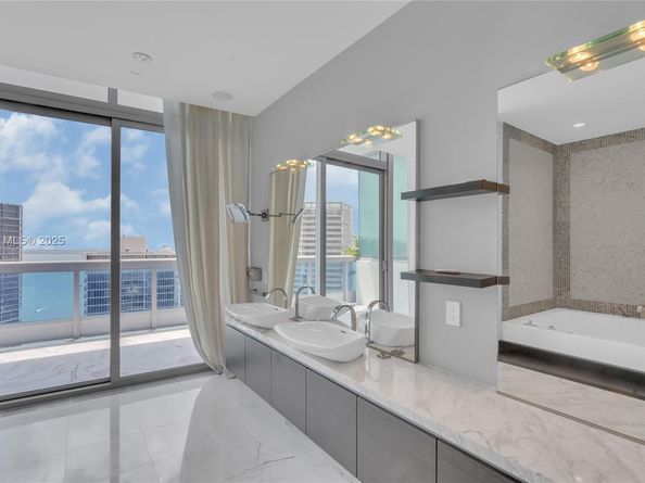 200 Biscayne Boulevard Way PH5402, Miami FL 33131