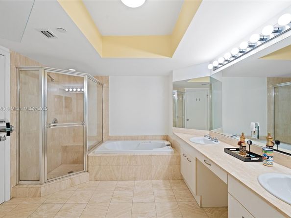 21205 Yacht Club Dr 707, Aventura FL 33180