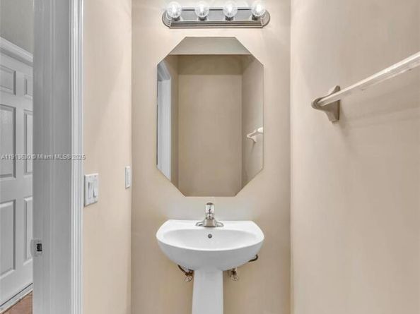 3226 NW 31st Ter, Oakland Park FL 33309