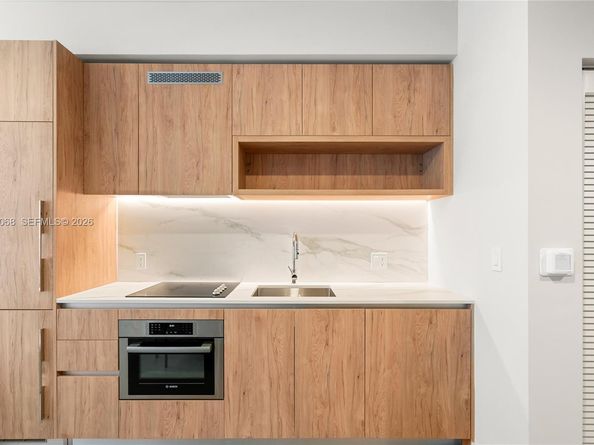 11 NE 6th St 2104, Miami FL 33132