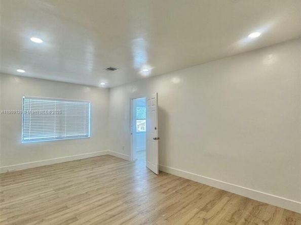 530 NE 71st St, Miami FL 33138