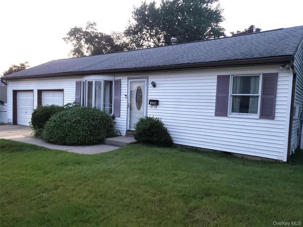 28 Pine Street, Central Islip NY 11722
