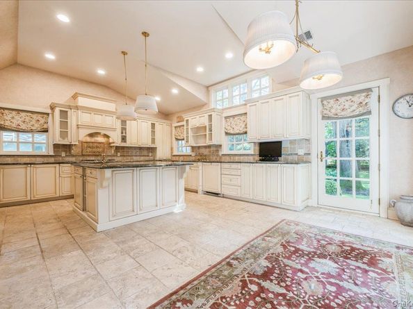 123 Broadway, Rockville Centre NY 11570