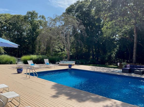 61 Hidden Cove Court, Southampton NY 11968