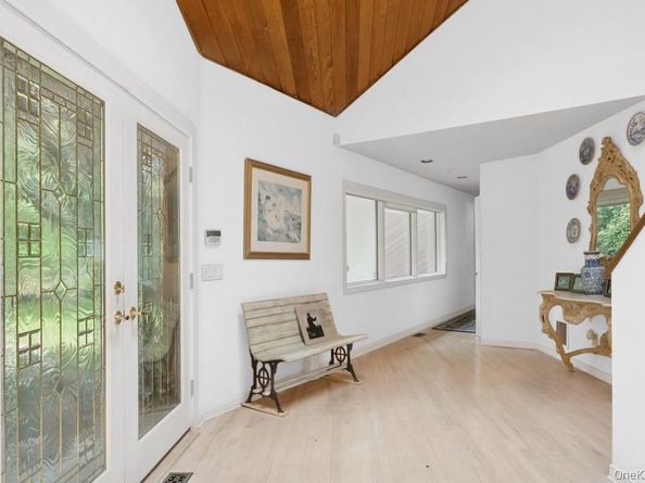 61 Hidden Cove Court, Southampton NY 11968
