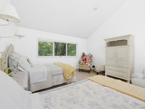 61 Hidden Cove Court, Southampton NY 11968