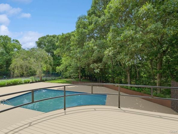61 Hidden Cove Court, Southampton NY 11968