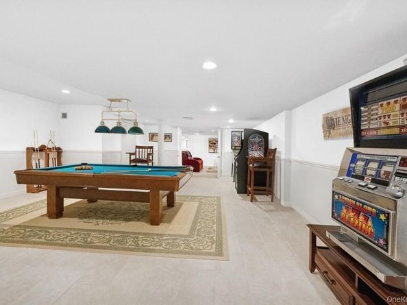61 Hidden Cove Court, Southampton NY 11968