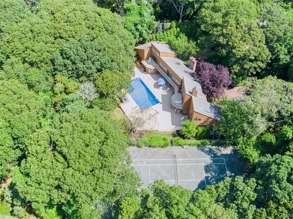 61 Hidden Cove Court, Southampton NY 11968