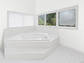 61 Hidden Cove Court, Southampton NY 11968