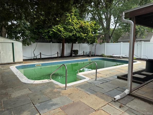 2711 W Alder Road W, Bellmore NY 11710