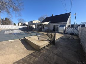 13 Peachtree Lane, Levittown NY 11756