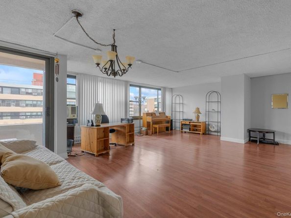 166-31 9th Ave 8A, Beechhurst NY 11357