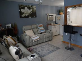 1678 N Thompson Divide, Bay Shore NY 11706