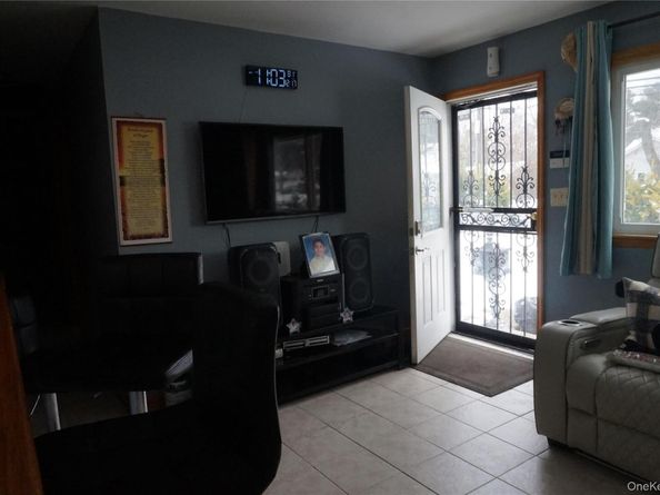 1678 N Thompson Divide, Bay Shore NY 11706