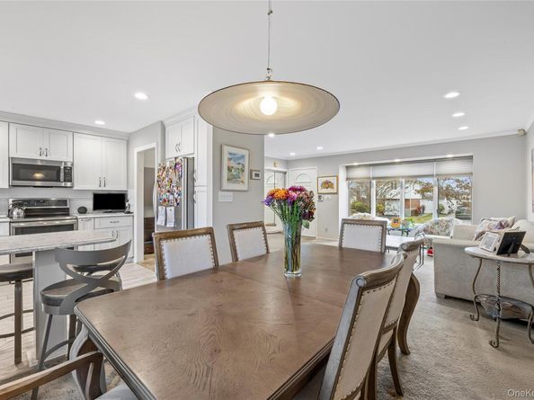 18 Roxbury Avenue, Plainview NY 11803