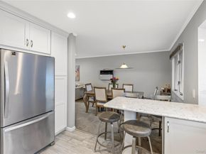 18 Roxbury Avenue, Plainview NY 11803