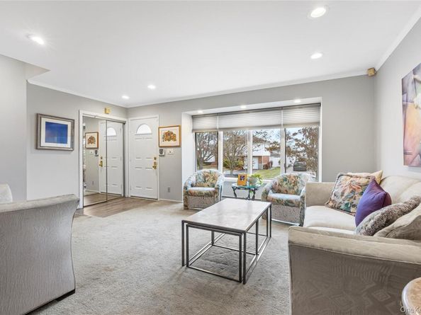 18 Roxbury Avenue, Plainview NY 11803