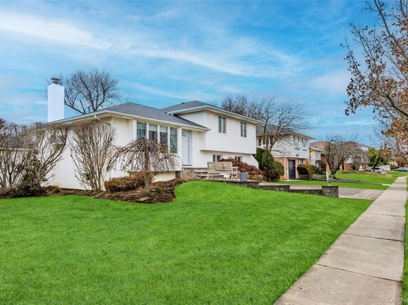 18 Roxbury Avenue, Plainview NY 11803