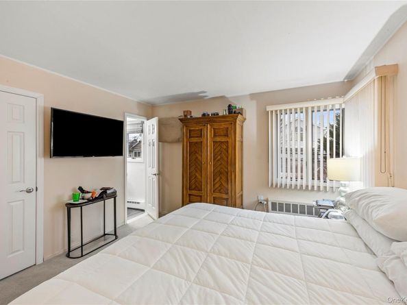 18 Roxbury Avenue, Plainview NY 11803