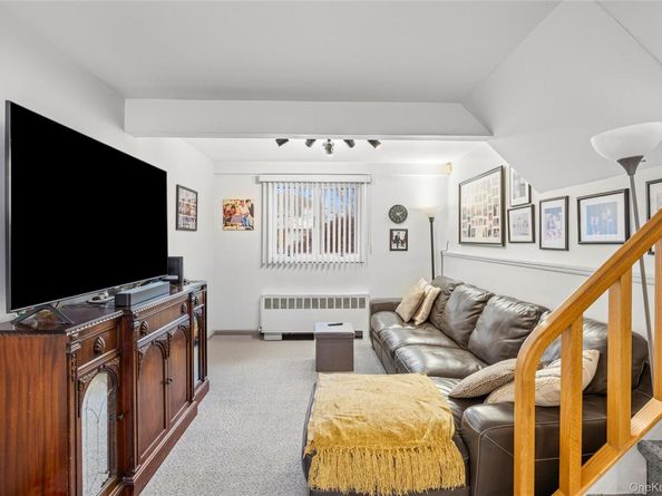 18 Roxbury Avenue, Plainview NY 11803