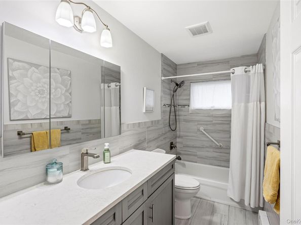 18 Roxbury Avenue, Plainview NY 11803