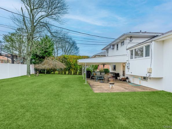 18 Roxbury Avenue, Plainview NY 11803