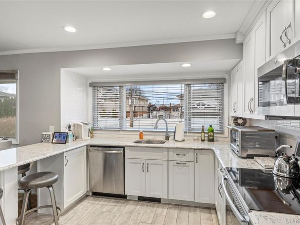 18 Roxbury Avenue, Plainview NY 11803