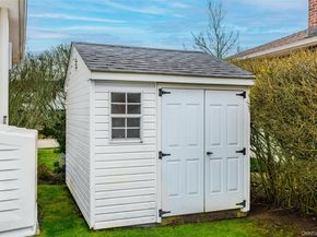 18 Roxbury Avenue, Plainview NY 11803