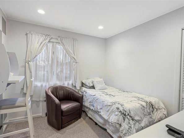 18 Roxbury Avenue, Plainview NY 11803