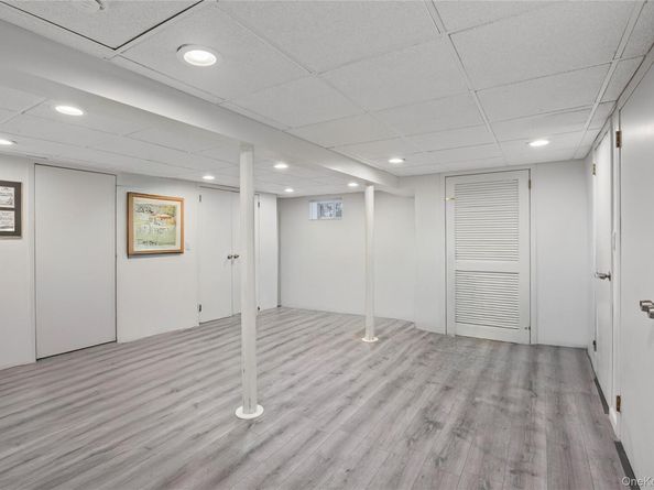 18 Roxbury Avenue, Plainview NY 11803