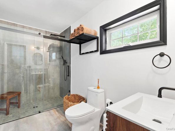 66 Knoll Road, Southampton NY 11968