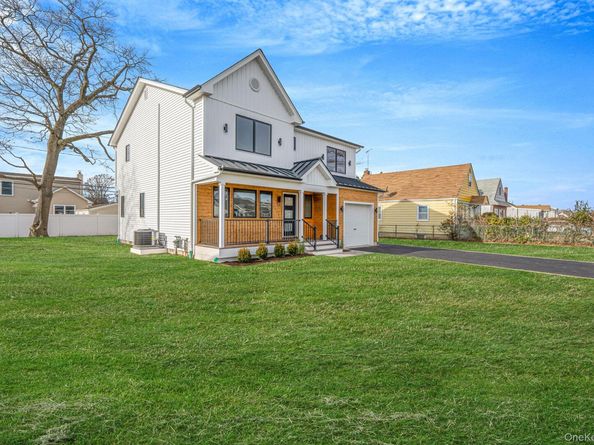 115 Riviera Parkway, Lindenhurst NY 11757