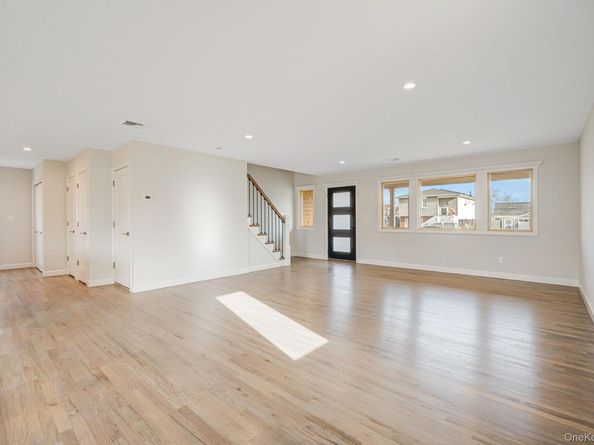 115 Riviera Parkway, Lindenhurst NY 11757