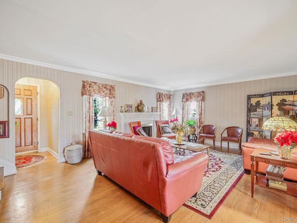 7 Rugby Road, Westbury NY 11590