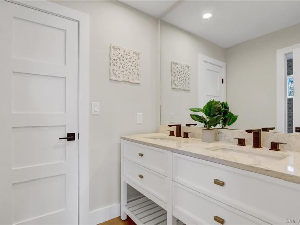 201 Argyle Place, Bellmore NY 11710