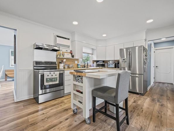 530 N Hawthorne Street, Massapequa NY 11758