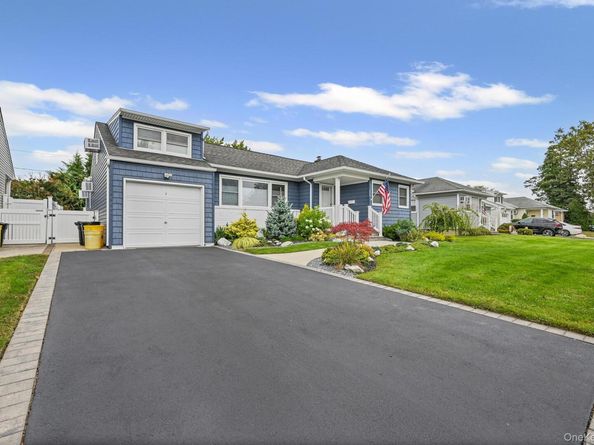 530 N Hawthorne Street, Massapequa NY 11758