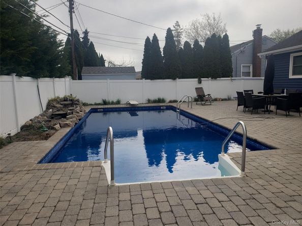 530 N Hawthorne Street, Massapequa NY 11758